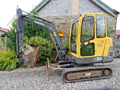 VOLVO EC25, 2.7 TONNE, MINI DIGGER, EXCAVATOR, 4 buckets & Hitch