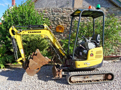 YANMAR VIO 17 MINI DIGGER, 1.7 tonne, EXCAVATOR, 4 buckets & hitch